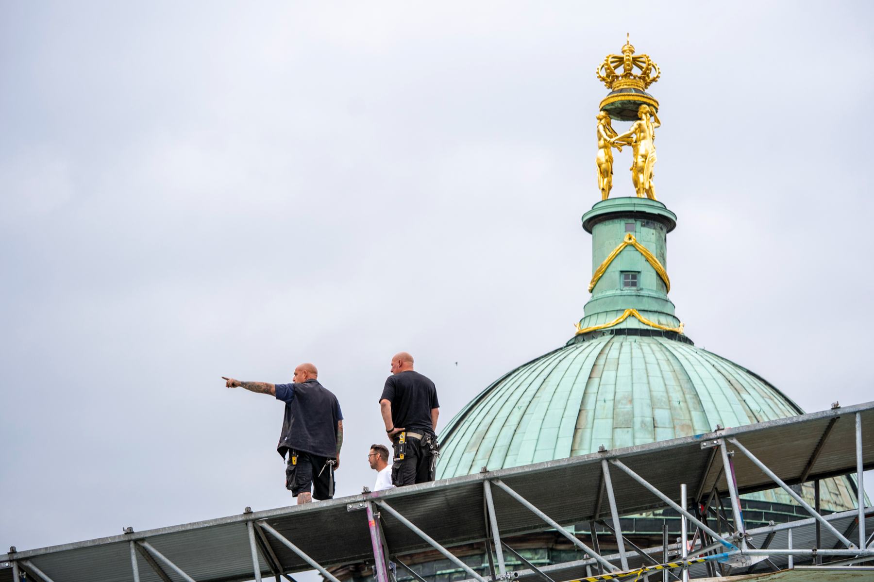 Gerüstbauer neben der Kuppel am Neuen Palais