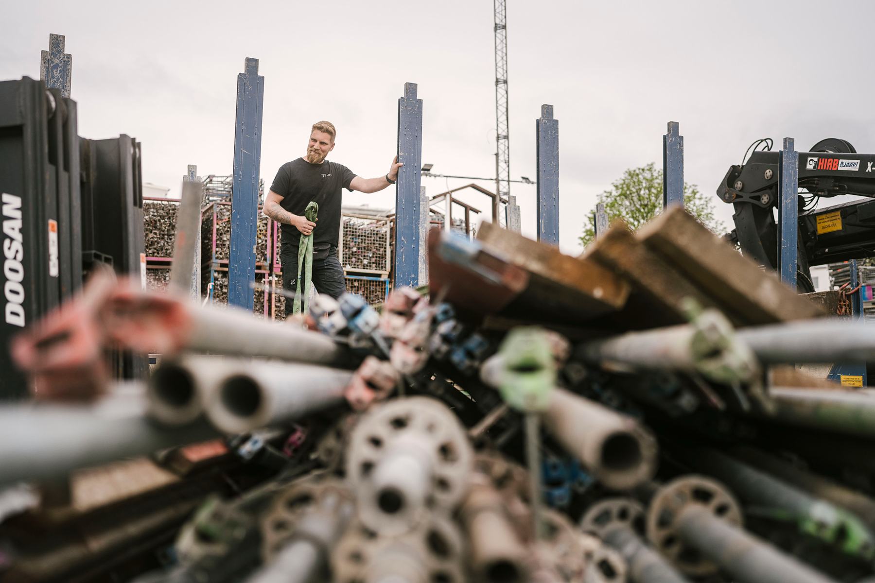 Gerüstmaterial und Kollegen auf dem Betriebshof